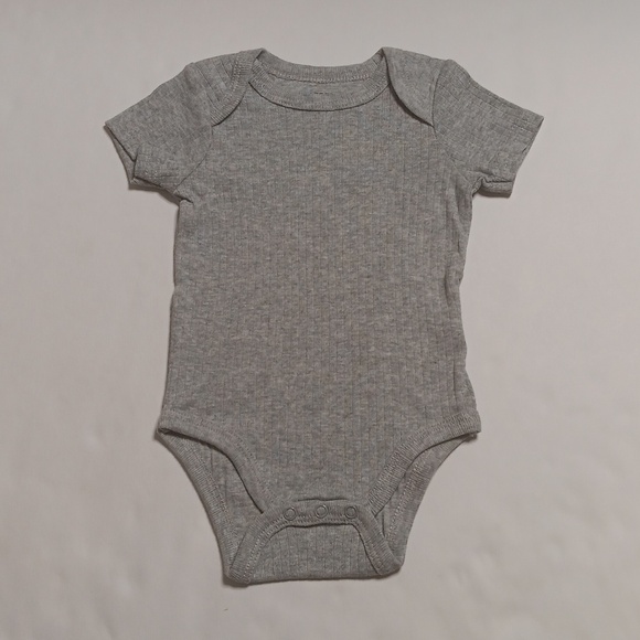 3 Short Sleeve Bodysuits - Picture 8 of 17